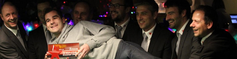 Jurian Heusdens (BEL) lsst sich vom Organisationsteam des 3 Knigs Snooker Open auf Hnden tragen